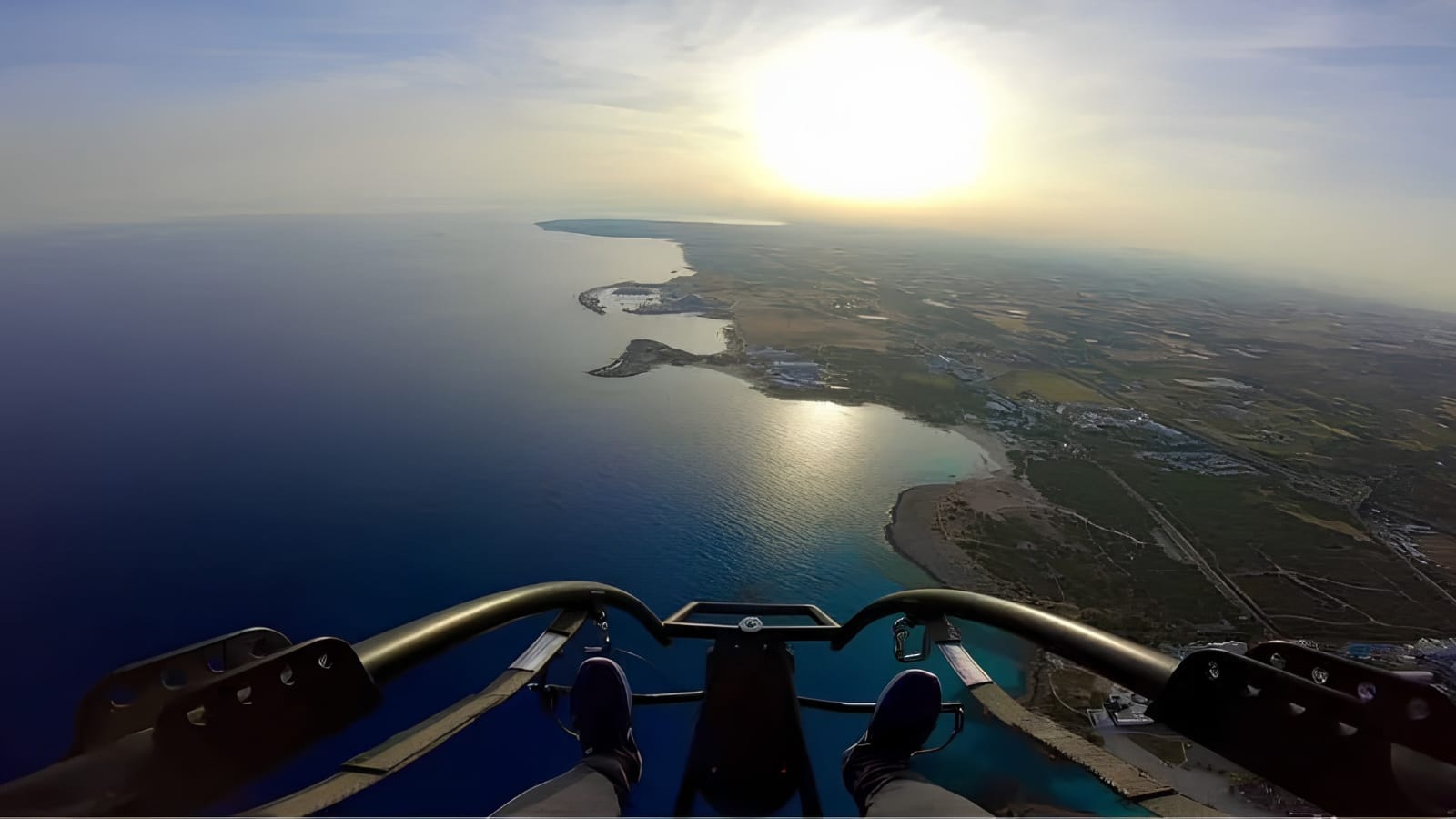 Lot paralotnią z napędem na Cyprze – tandem z pilotem